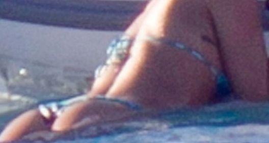 Cea mai mare cântăreaţă în IPOSTAZE INTIME cu un bărbat cu 24 de ani mai mare ca ea. Pozele care au şocat lumea showbizz-ului 128193