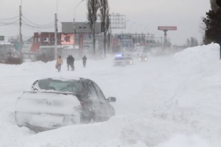 Emil Boc anunţă bilanţul oficial al viscolului şi ninsorilor: Peste o mie de maşini, blocate în zăpadă