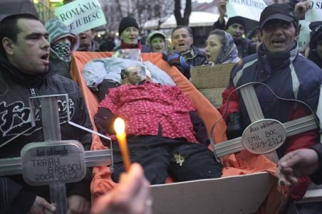 Manifestanţii de la Timişoara i-au înmormântat simbolic pe Emil Boc şi Traian Băsescu