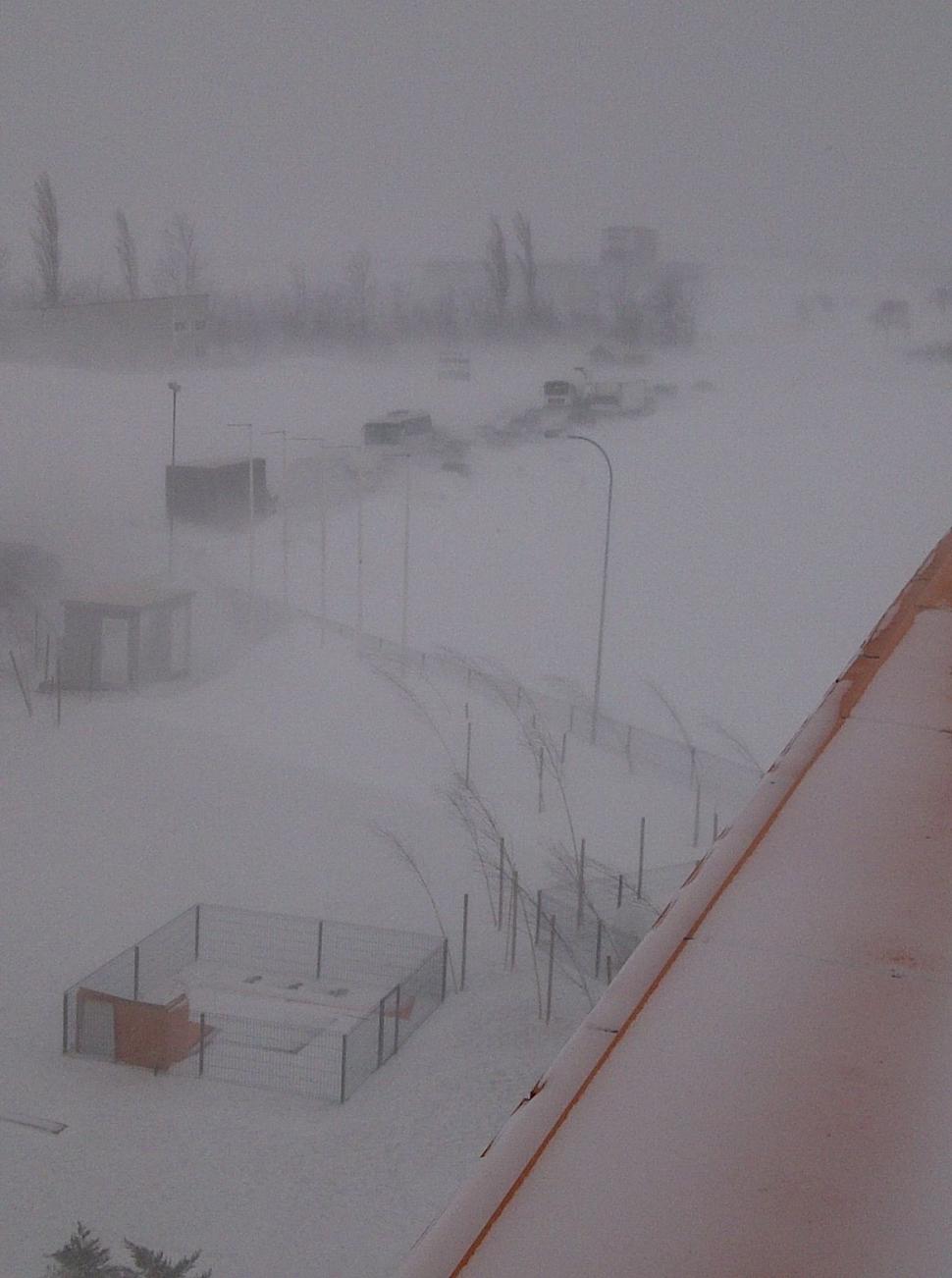 "NIMENI nu vine să ne scape. Stăm aici de 15 ore!", mesaje disperate trimise de utilizatorii www.antena3.ro 128070