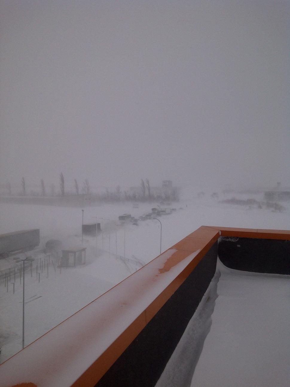 "NIMENI nu vine să ne scape. Stăm aici de 15 ore!", mesaje disperate trimise de utilizatorii www.antena3.ro 128071