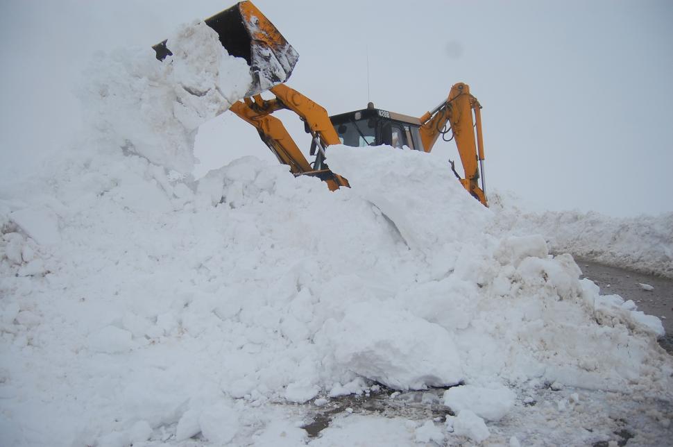 Peste 1.000 de maşini, blocate în zăpadă. Cod portocaliu de ninsoare şi viscol în Constanţa şi Tulcea 128059