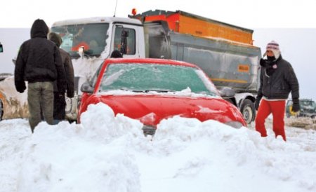 SMURD a adus la Bucureşti aproximativ 100 de persoane blocate în zăpadă pe A1 şi A2