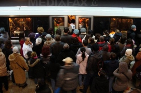 Speriaţi de viscol, mii de oameni au luat cu asalt metroul bucureştean