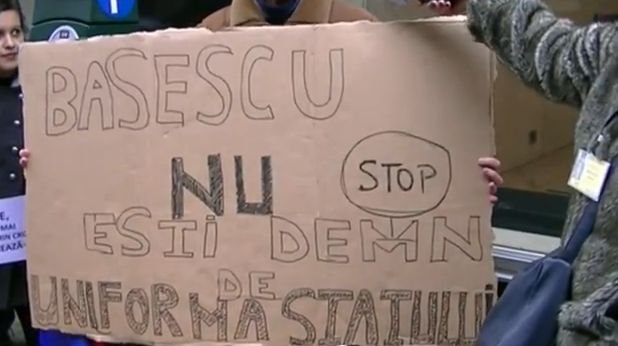 &quot;Băsescu, nu eşti demn de uniforma statului&quot;. Românii din Bruxelles au ieşit în stradă. Vezi imagini de la proteste