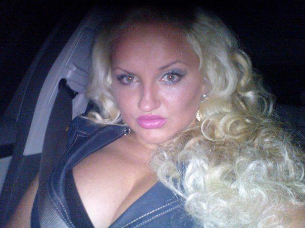 Blonde, bronzate, rujate şi îmbrăcate în roz. Piţipoancele s-au mutat de pe Hi5 pe Facebook 128223