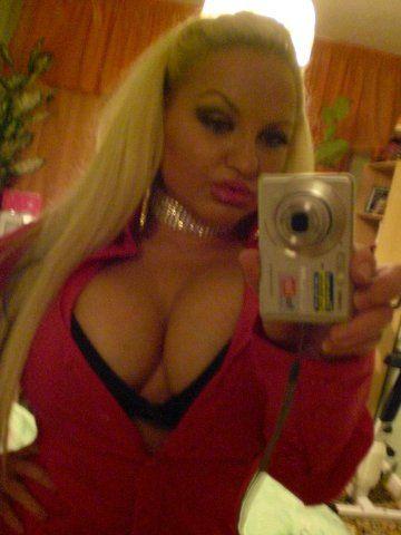 Blonde, bronzate, rujate şi îmbrăcate în roz. Piţipoancele s-au mutat de pe Hi5 pe Facebook 128225