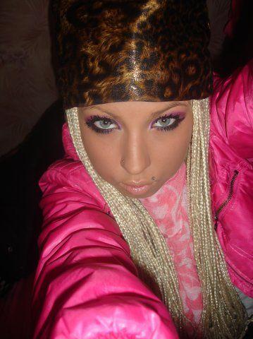 Blonde, bronzate, rujate şi îmbrăcate în roz. Piţipoancele s-au mutat de pe Hi5 pe Facebook 128229