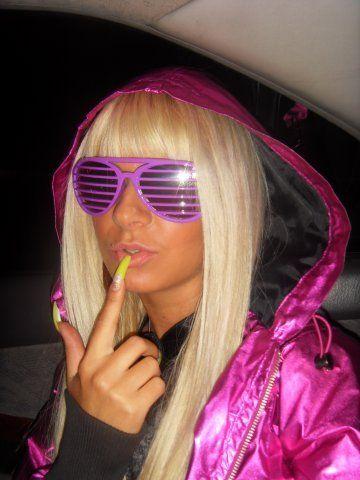 Blonde, bronzate, rujate şi îmbrăcate în roz. Piţipoancele s-au mutat de pe Hi5 pe Facebook 128230