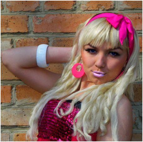 Blonde, bronzate, rujate şi îmbrăcate în roz. Piţipoancele s-au mutat de pe Hi5 pe Facebook 128239