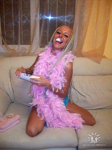 Blonde, bronzate, rujate şi îmbrăcate în roz. Piţipoancele s-au mutat de pe Hi5 pe Facebook 128242