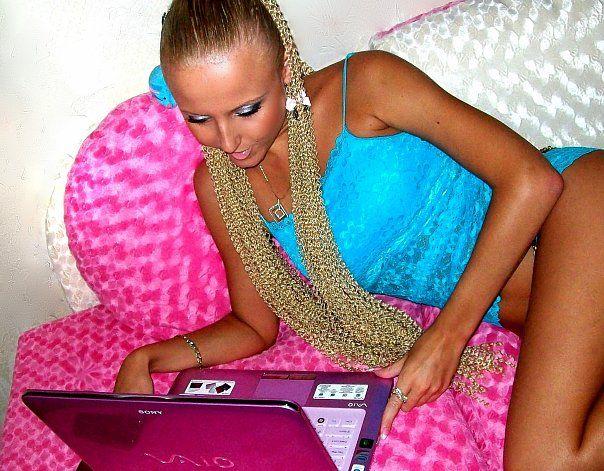 Blonde, bronzate, rujate şi îmbrăcate în roz. Piţipoancele s-au mutat de pe Hi5 pe Facebook 128245