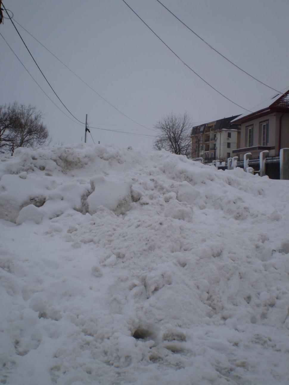 Deszăpezire defectuoasă. În Sectorul 3 din Bucureşti, autorităţile au blocat căile de acces ale oamenilor 128374