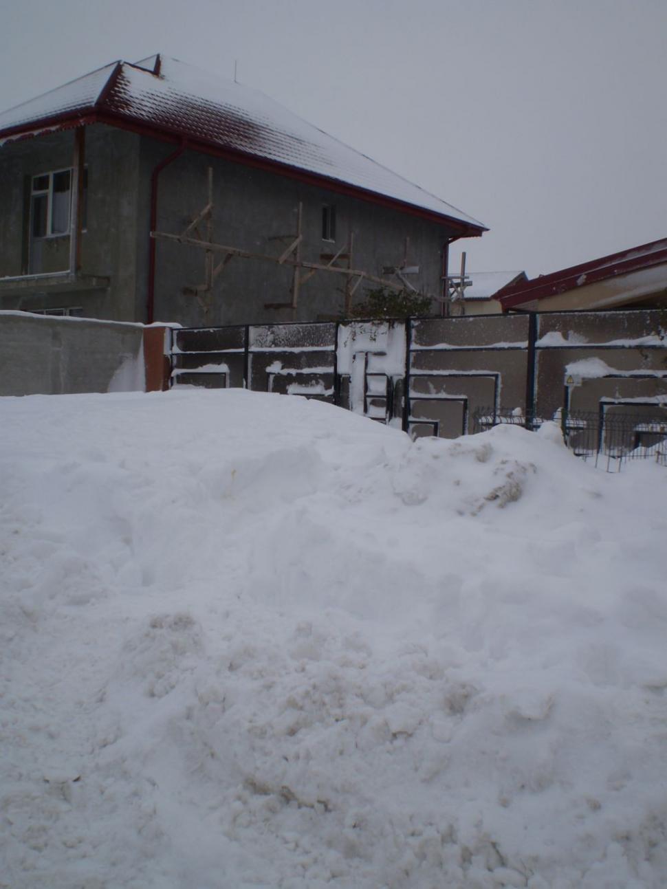 Deszăpezire defectuoasă. În Sectorul 3 din Bucureşti, autorităţile au blocat căile de acces ale oamenilor 128375