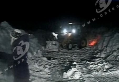 Peste o mie de oameni, izolaţi de zăpadă la câteva zeci de kilometri de Bucureşti