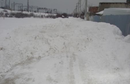 Sectorul 1, Bucureşti: Drumuri blocate de zăpada degajată de utilajele de deszăpezire