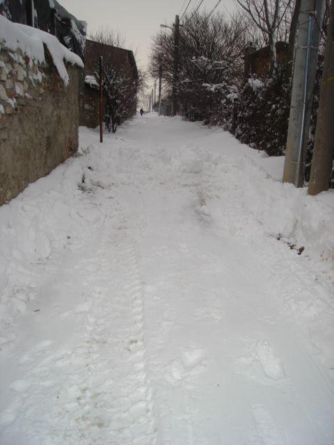 Sectorul 1, Bucureşti: Drumuri blocate de zăpada degajată de utilajele de deszăpezire 128385