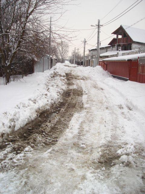 Sectorul 1, Bucureşti: Drumuri blocate de zăpada degajată de utilajele de deszăpezire 128387