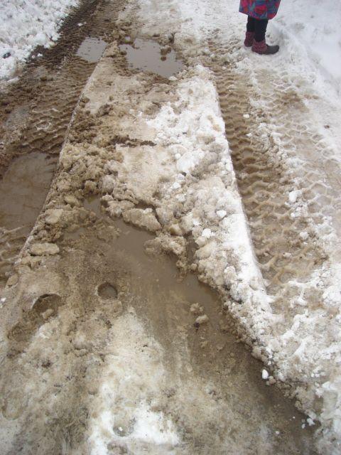 Sectorul 1, Bucureşti: Drumuri blocate de zăpada degajată de utilajele de deszăpezire 128388