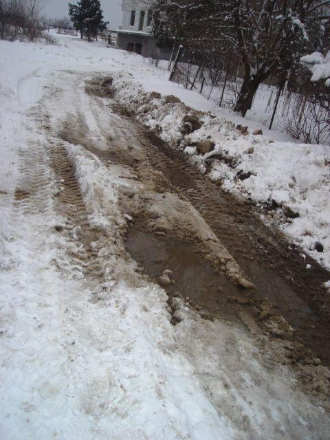 Sectorul 1, Bucureşti: Drumuri blocate de zăpada degajată de utilajele de deszăpezire 128389