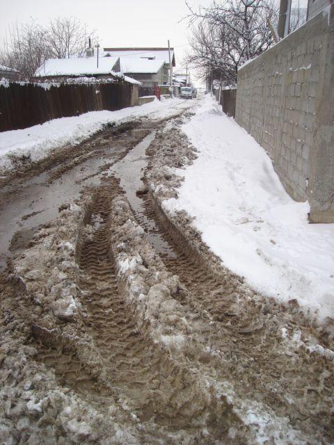 Sectorul 1, Bucureşti: Drumuri blocate de zăpada degajată de utilajele de deszăpezire 128390