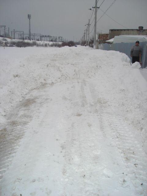 Sectorul 1, Bucureşti: Drumuri blocate de zăpada degajată de utilajele de deszăpezire 128391