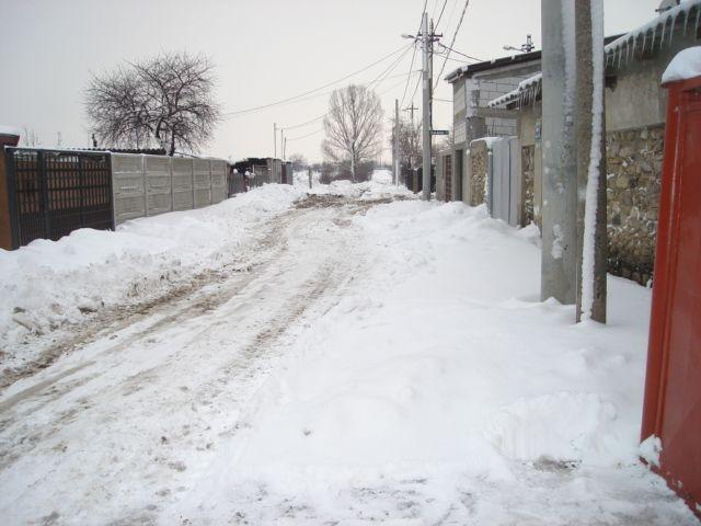 Sectorul 1, Bucureşti: Drumuri blocate de zăpada degajată de utilajele de deszăpezire 128392