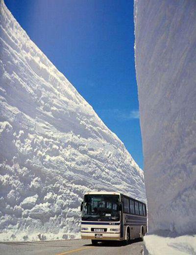 Zăpada e de două ori cât casa. La propriu. Imaginile UIMITOARE despre care n-o să-ţi vină să crezi că sunt adevărate 128265