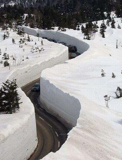 Zăpada e de două ori cât casa. La propriu. Imaginile UIMITOARE despre care n-o să-ţi vină să crezi că sunt adevărate 128266