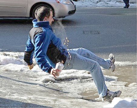 Străzile s-au transformat în patinoare. Zeci de oameni au căzut pe gheaţă 