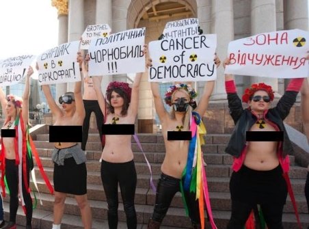 Un nou protest topless al mişcării Femen faţă de &quot;gangsterii&quot; de la Davos