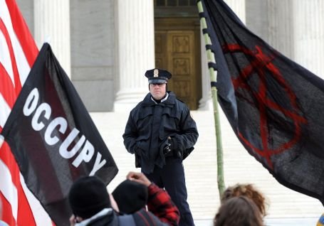 Aproximativ 200 de militanţi Occupy DC au protestat în faţa unui hotel din Wasghinton