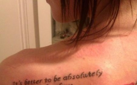 Absolut ridicolă PE VIAŢĂ! Ce mesaj stupid şi-a tatuat o fată