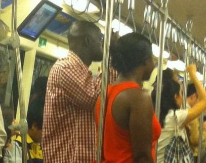 Ce face această femeie în metrou a distrat tot internetul. Vezi imaginea care face senzaţie