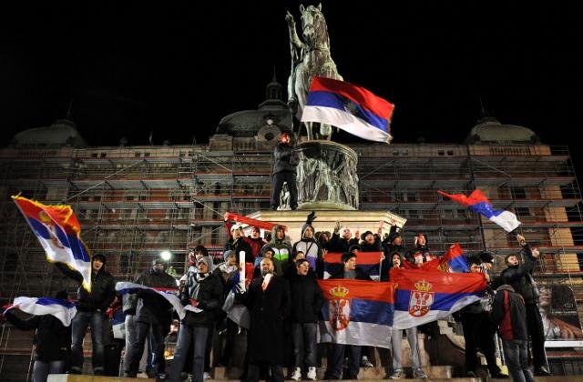 Mii de sârbi au ieşit în stradă ignorând frigul: Au sărbătorit victoriile lui Nole şi a echipei de polo