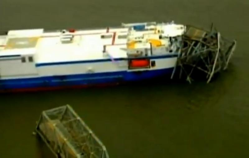 Pod din Kentucky, rupt în două după ce a fost lovit de un cargobot mult prea înalt 128651
