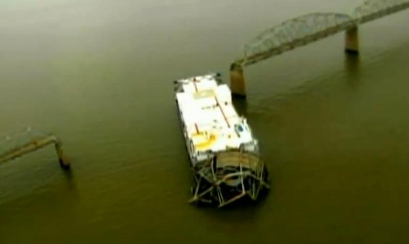 Pod din Kentucky, rupt în două după ce a fost lovit de un cargobot mult prea înalt 128656