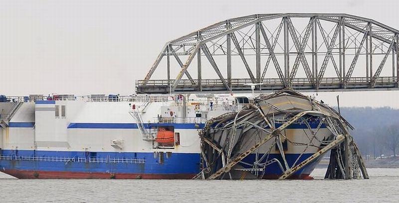 Pod din Kentucky, rupt în două după ce a fost lovit de un cargobot mult prea înalt 128657