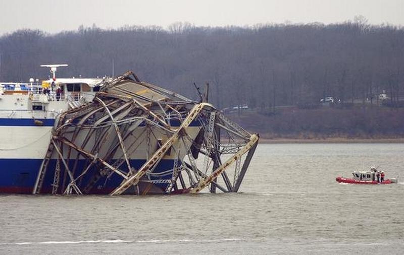 Pod din Kentucky, rupt în două după ce a fost lovit de un cargobot mult prea înalt 128658