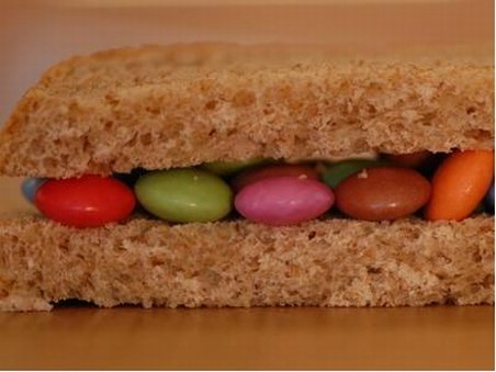 Prânzul elevilor din Marea Britanie: Pâine cu bomboane, ciocolată şi chipsuri.