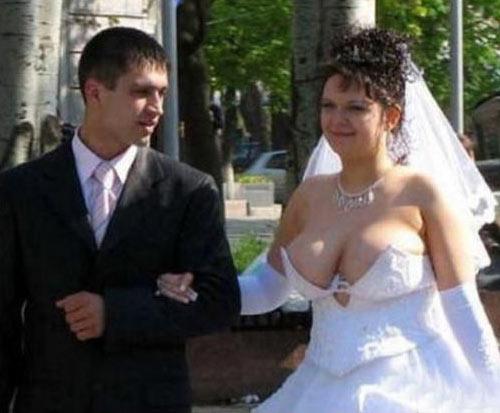 Rochia acestei mirese a pus toţi invitaţii pe fugă. Ginerele a rămas mut de uimire când şi-a văzut aleasa 128595