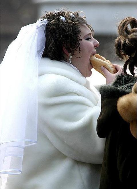 Rochia acestei mirese a pus toţi invitaţii pe fugă. Ginerele a rămas mut de uimire când şi-a văzut aleasa 128597