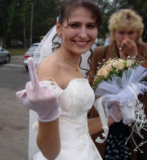 Rochia acestei mirese a pus toţi invitaţii pe fugă. Ginerele a rămas mut de uimire când şi-a văzut aleasa 128603