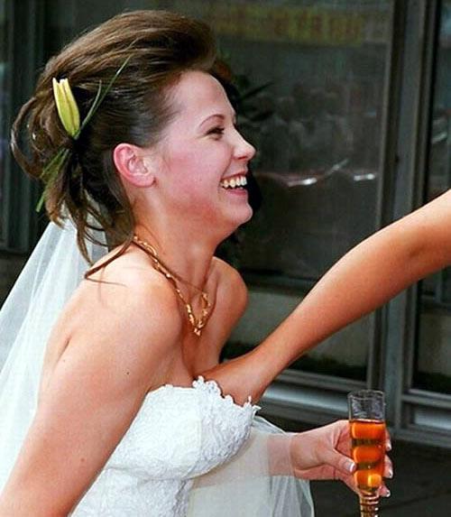 Rochia acestei mirese a pus toţi invitaţii pe fugă. Ginerele a rămas mut de uimire când şi-a văzut aleasa 128604