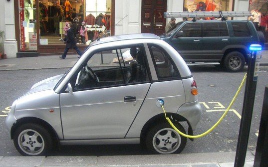 Studiu: Maşinile electrice nu sunt o soluţie sigură pentru salvarea mediului