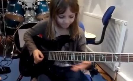 Te va impresiona! Are numai 8 ani, dar cântă SENZAŢIONAL la chitară