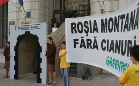 Au dat buzna în Ministerul Mediului. Mai mulţi membri ai Greenpeace au intrat în cabinetul lui Laszlo Borbely