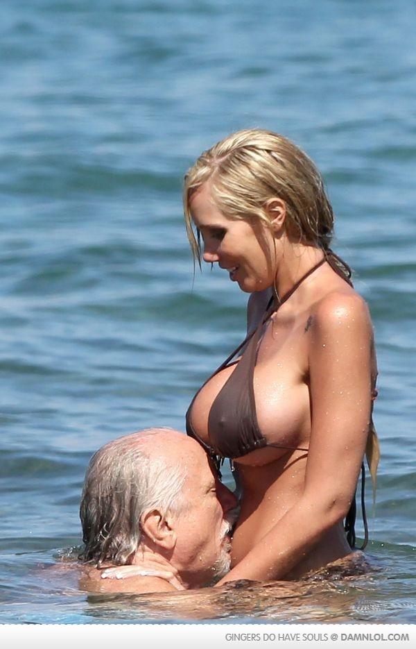 Când vei vedea cine o satisface în valurile mării, îţi vei da seama că banii cumpără iubirea 128865