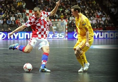 România, învinsă de ţara gazdă în primul meci de la Campionatul European de futsal