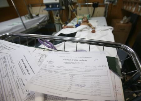 Aproape 1.000 de mame acuză Spitalul de Pediatrie Sibiu: Copiii sunt legaţi de pat, înfometaţi şi loviţi